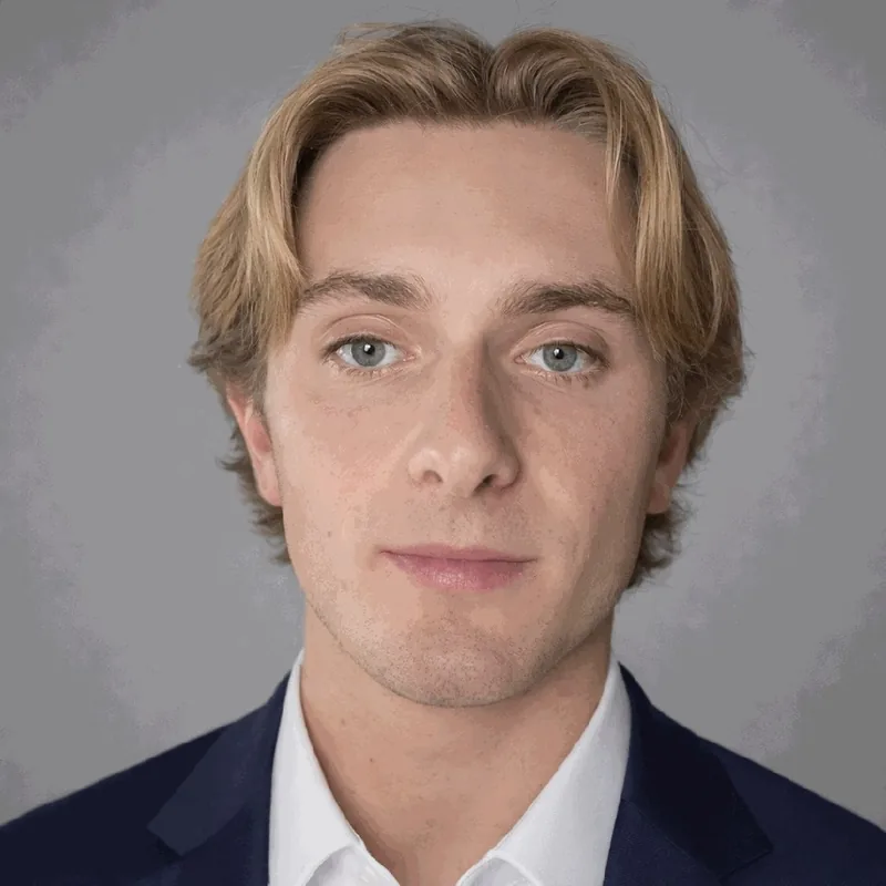 Koyu renk takım elbiseli kurumsal profil fotoğrafı
